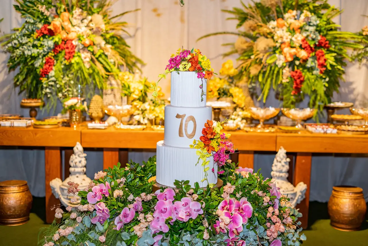 Mesa de bolo decorada com flores
