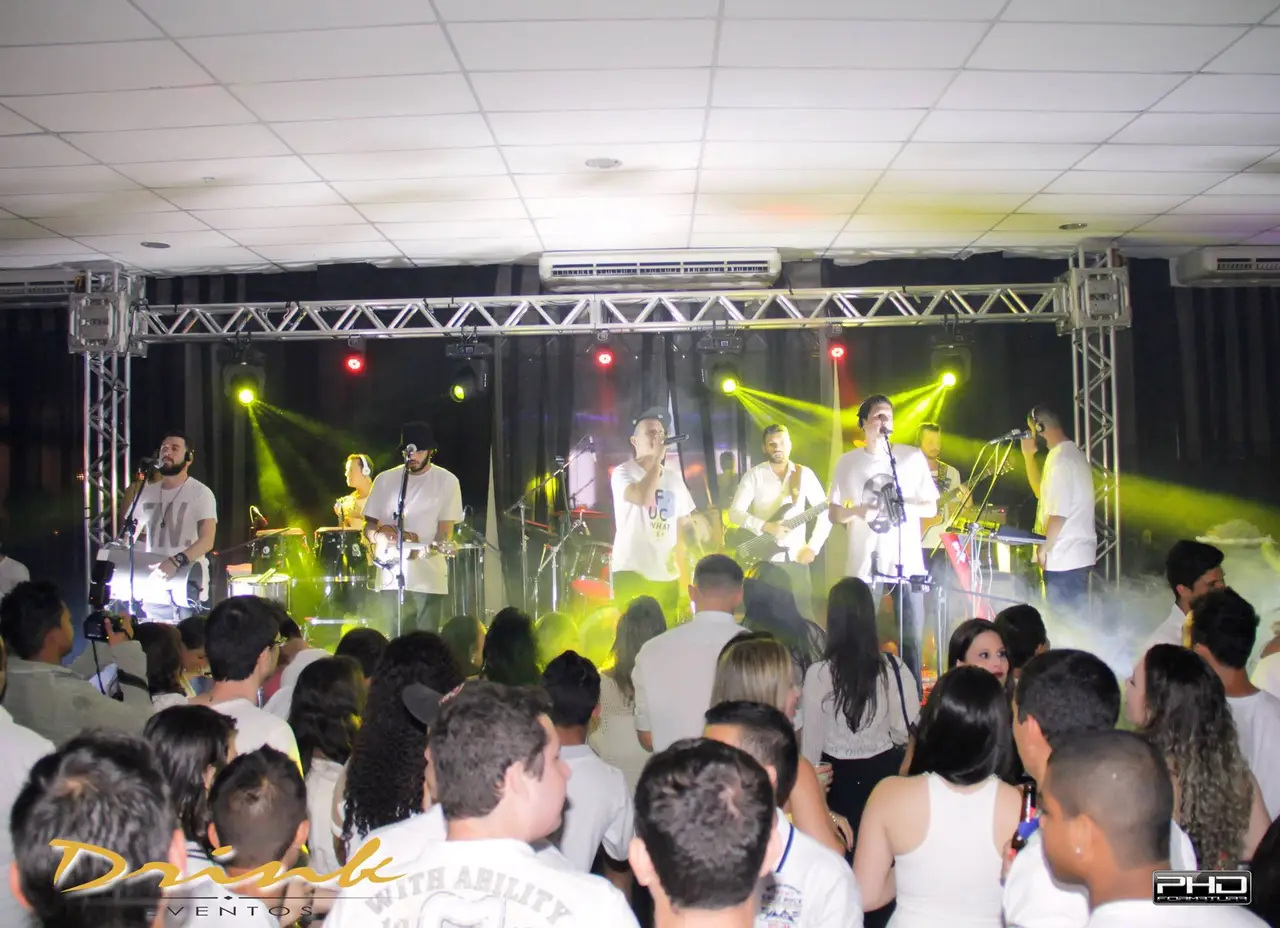 Show no palco do cerimonial da DRK com a turma na pista
